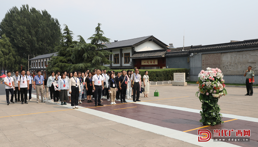 學(xué)員向八路軍一二九師前輩們敬獻(xiàn)花籃，向革命先輩們致敬。記者張友豪攝_副本