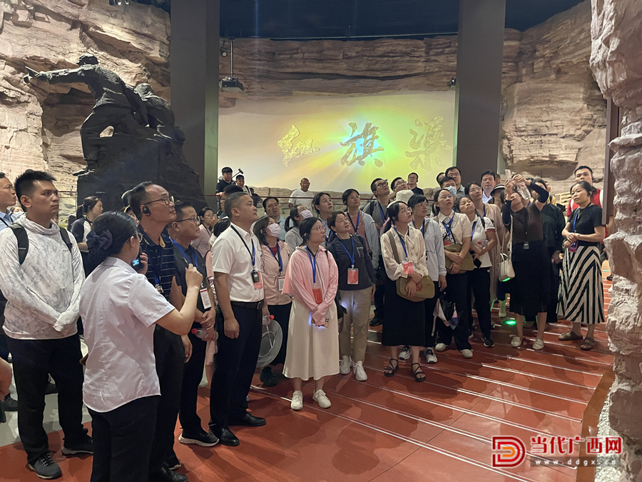 學(xué)員走進(jìn)紅旗渠紀(jì)念館，了解紅旗渠的修建歷程，學(xué)習(xí)感悟紅旗渠精神。記者張友豪攝_副本