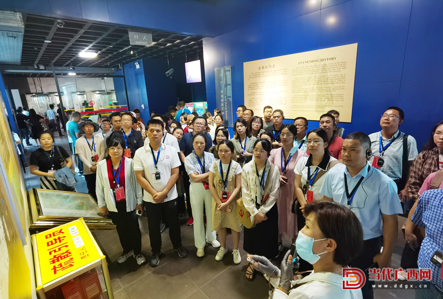 學(xué)員在殷墟博物苑參觀學(xué)習(xí)。記者張友豪攝1_副本